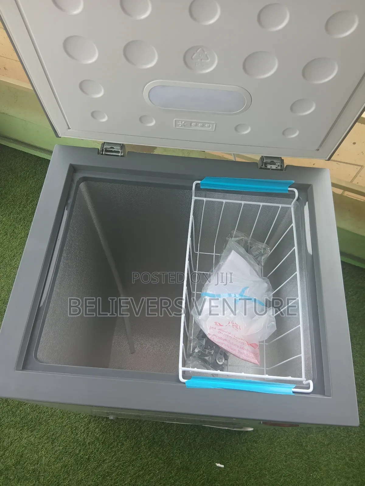 Spacious Interior Pearl Fridge Freezer 98l Freezer