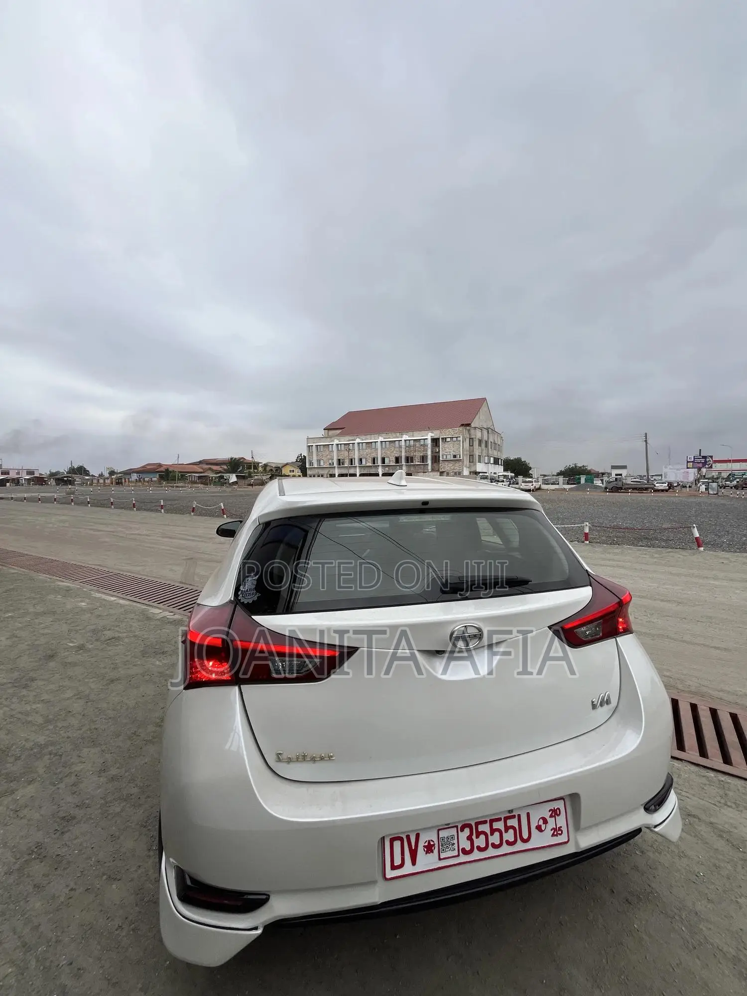 Toyota Corolla LE 4dr Sedan (1.8L 4cyl CVT) 2016 White