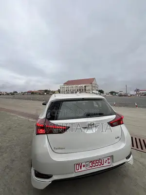 Toyota Corolla LE 4dr Sedan (1.8L 4cyl CVT) 2016 White