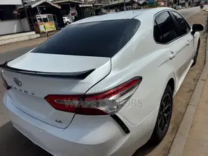 Toyota Camry LE FWD (2.5L 4cyl 8AM) 2018 White