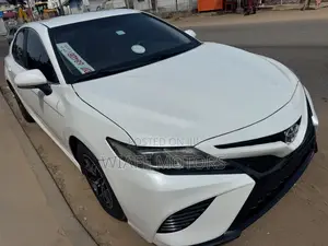 Toyota Camry LE FWD (2.5L 4cyl 8AM) 2018 White