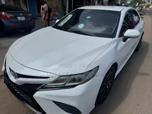 Toyota Camry LE FWD (2.5L 4cyl 8AM) 2018 White