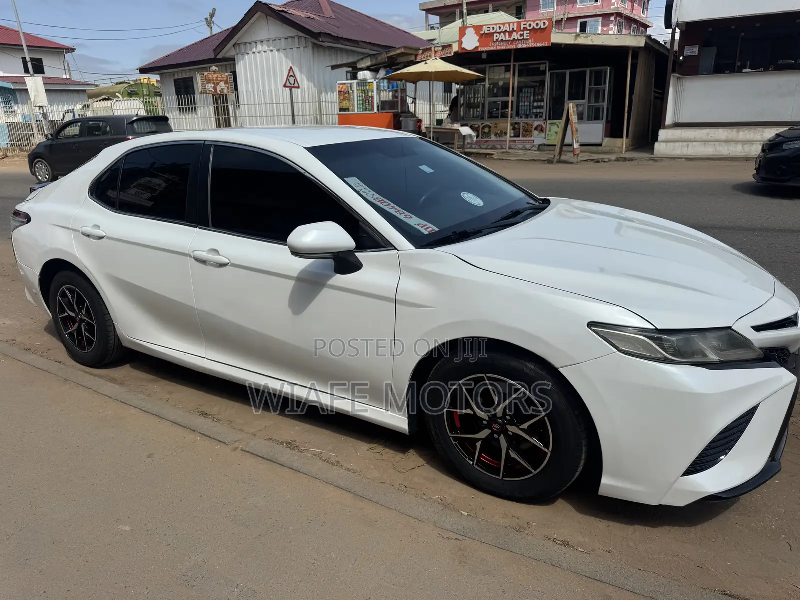Toyota Camry LE FWD (2.5L 4cyl 8AM) 2018 White