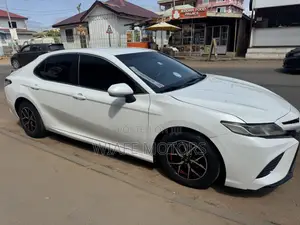 Toyota Camry LE FWD (2.5L 4cyl 8AM) 2018 White