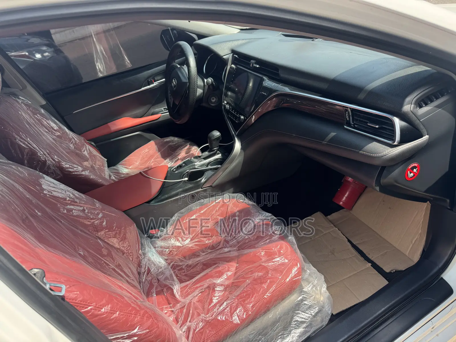 Toyota Camry LE FWD (2.5L 4cyl 8AM) 2018 White