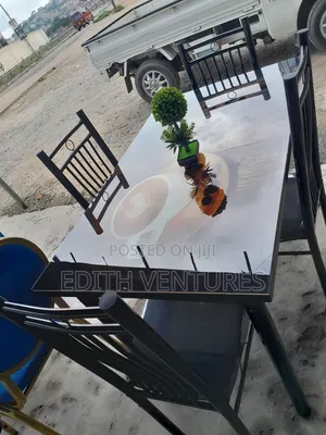 Derriere Dining Set