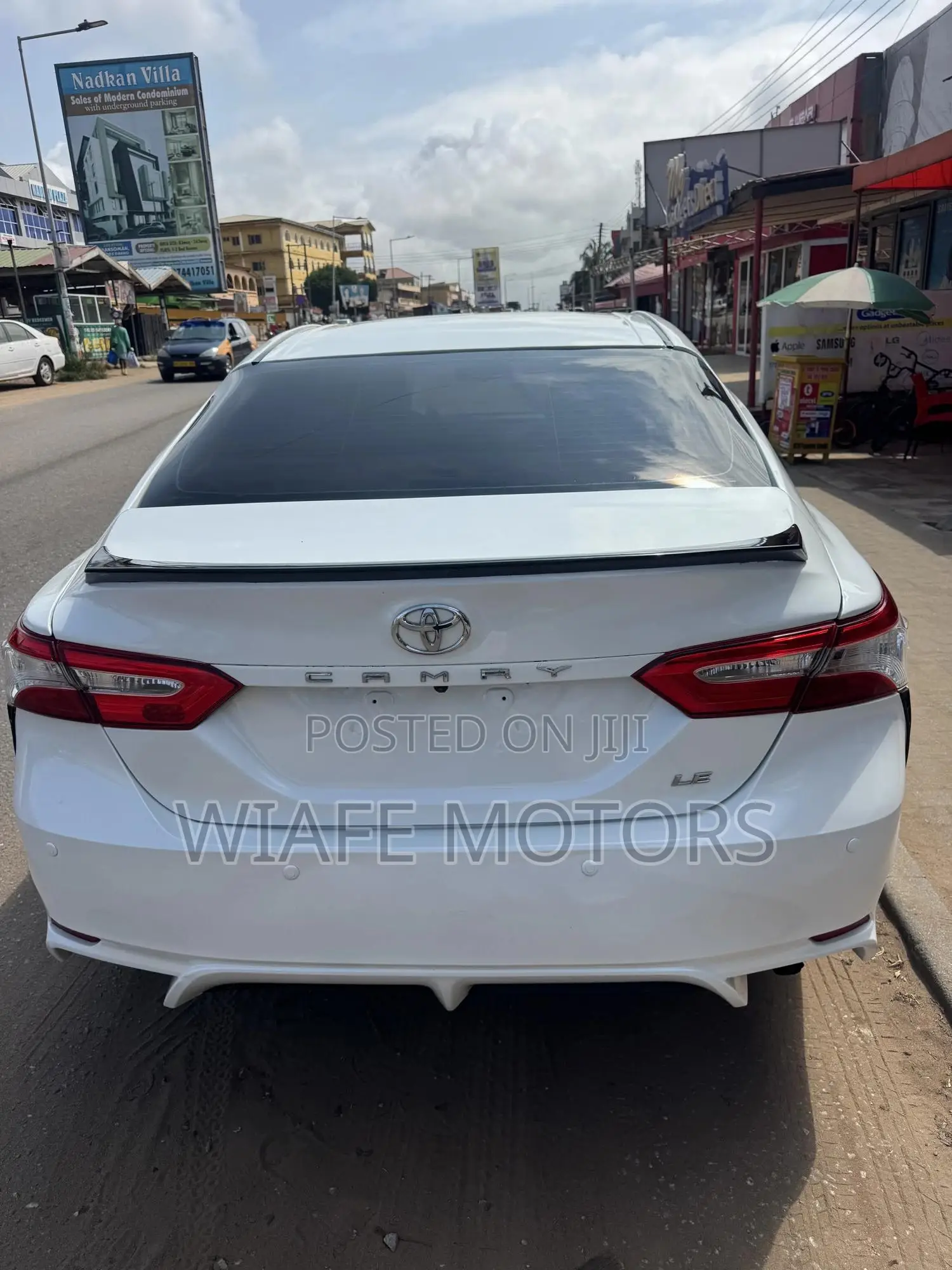 Toyota Camry LE FWD (2.5L 4cyl 8AM) 2018 White