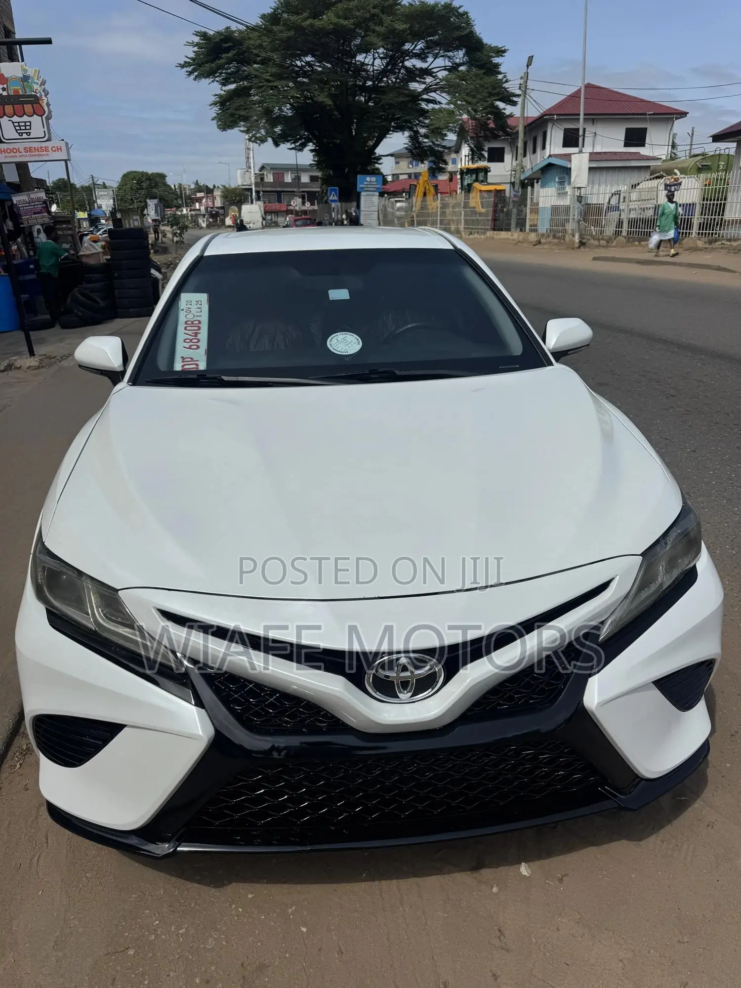 Toyota Camry LE FWD (2.5L 4cyl 8AM) 2018 White