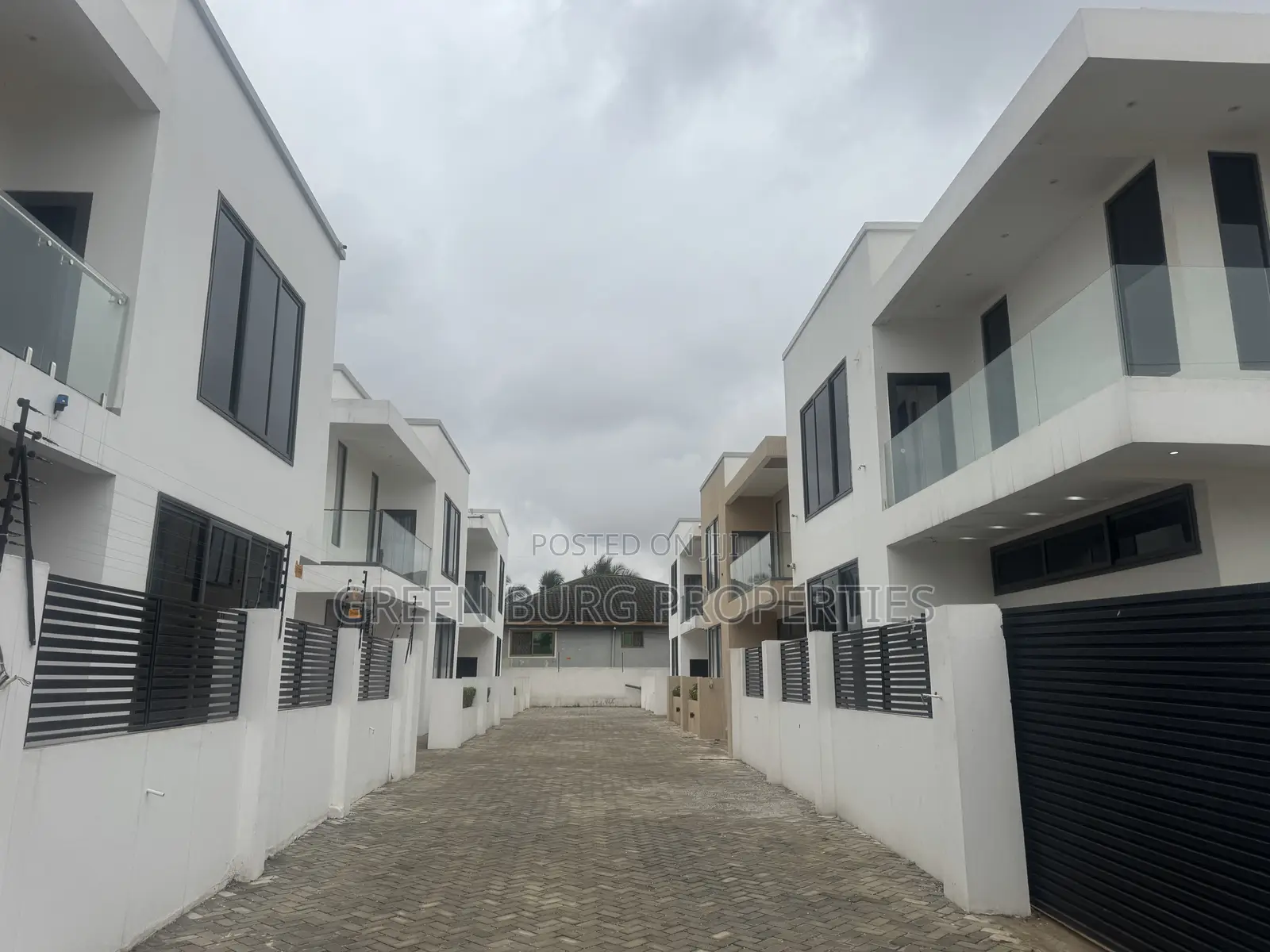 3bdrm Townhouse / Terrace in Green, East Legon for rent