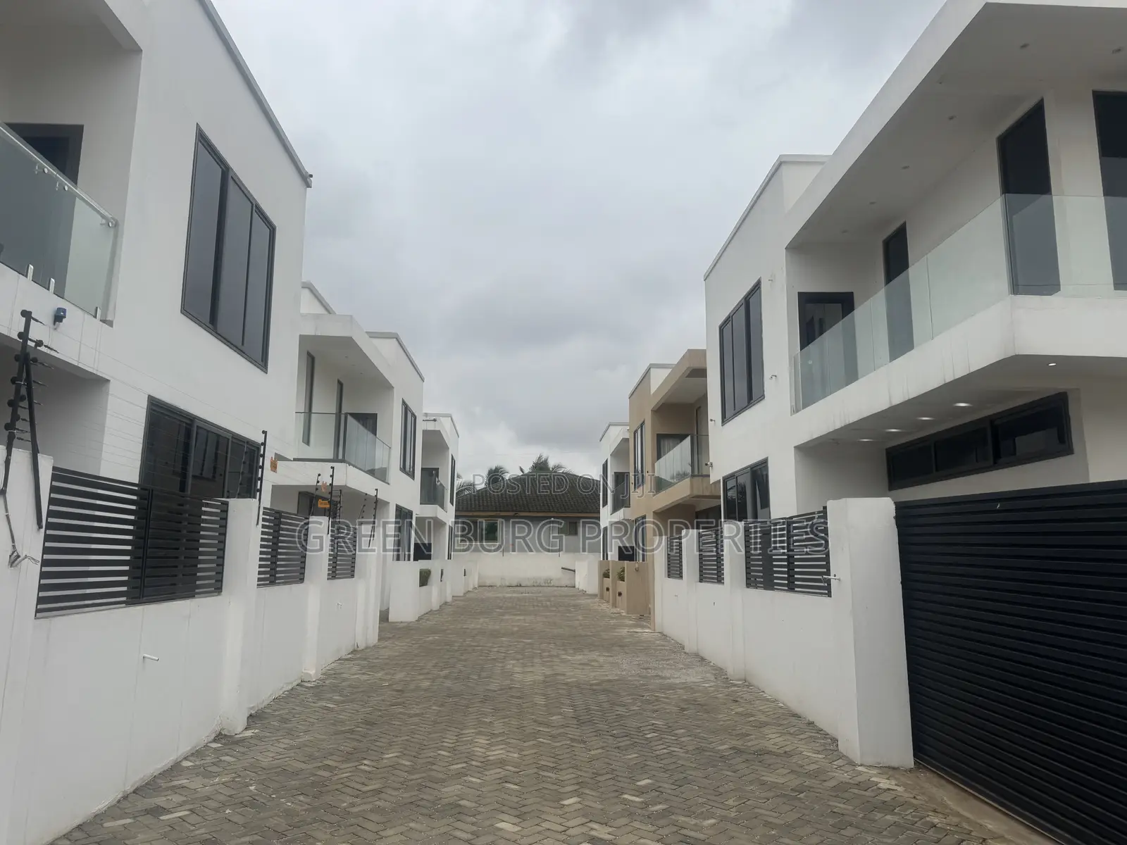 3bdrm Townhouse / Terrace in Green, East Legon for rent