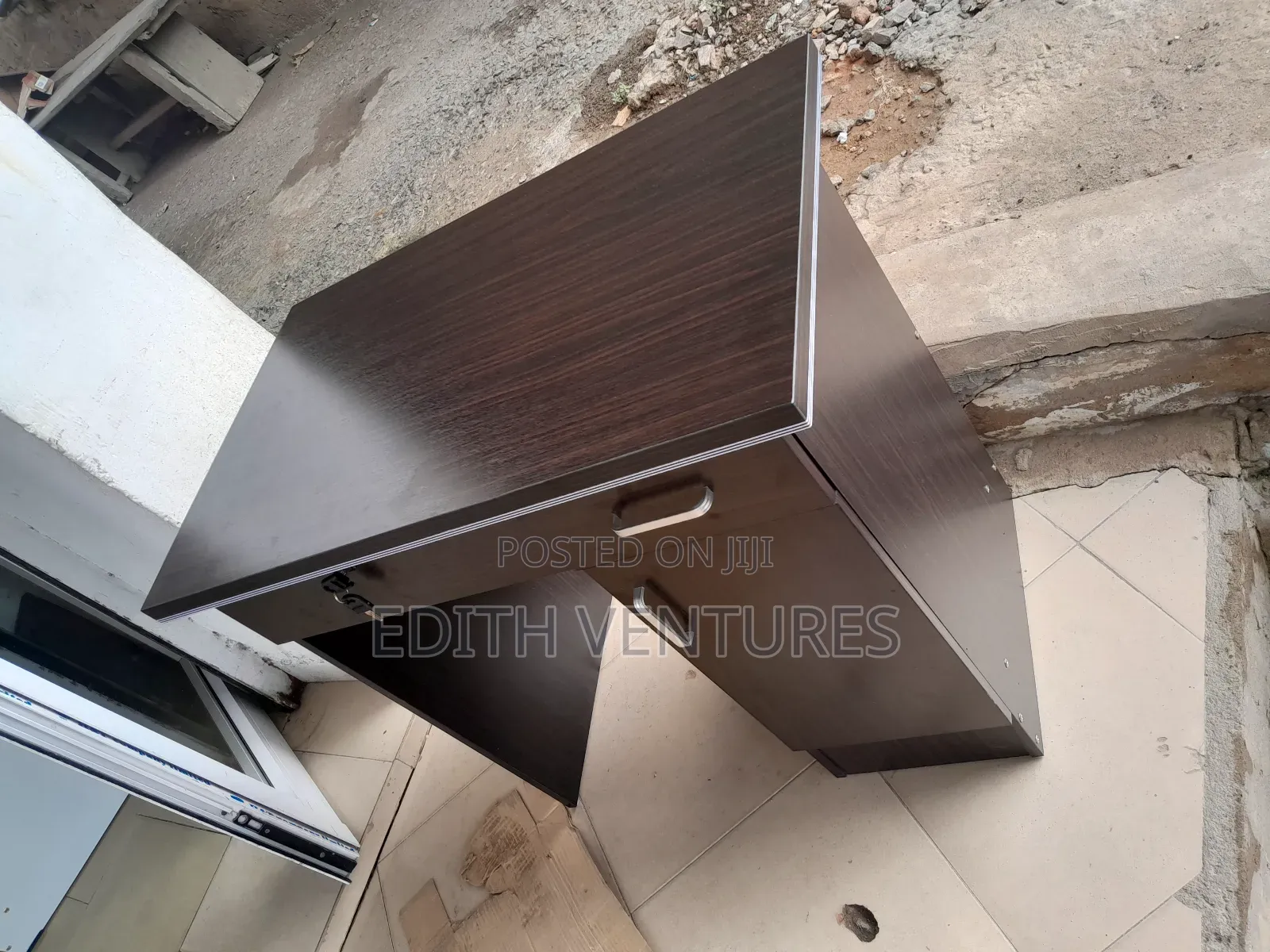 Deblum Table