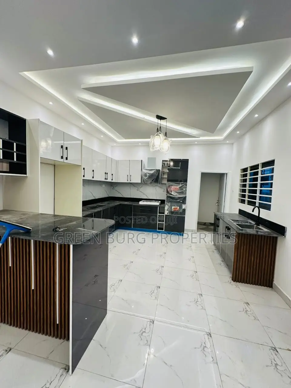 3bdrm House in Lake Side Estate for sale
