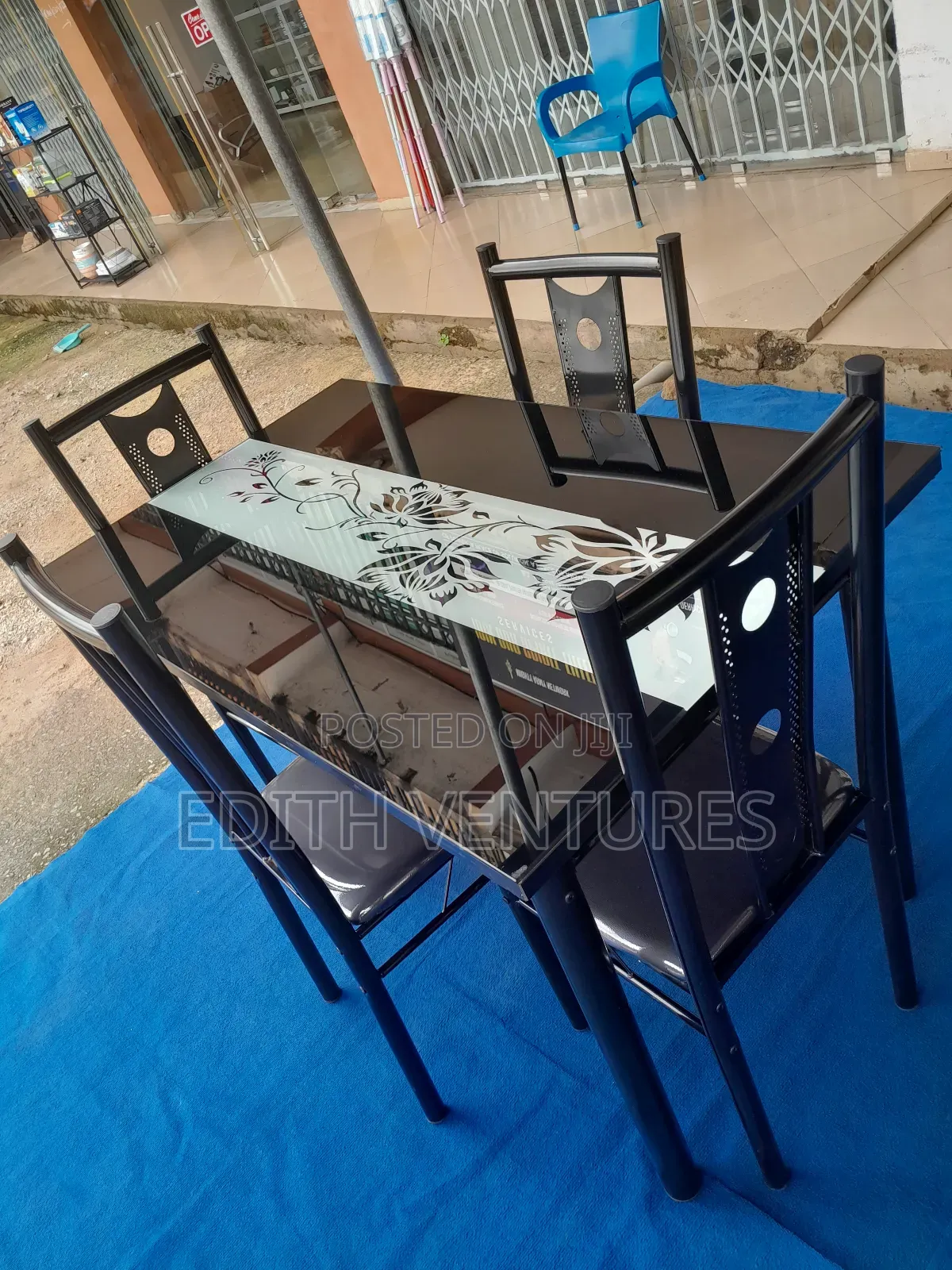 T.Mold Dining Set