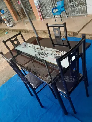 T.Mold Dining Set