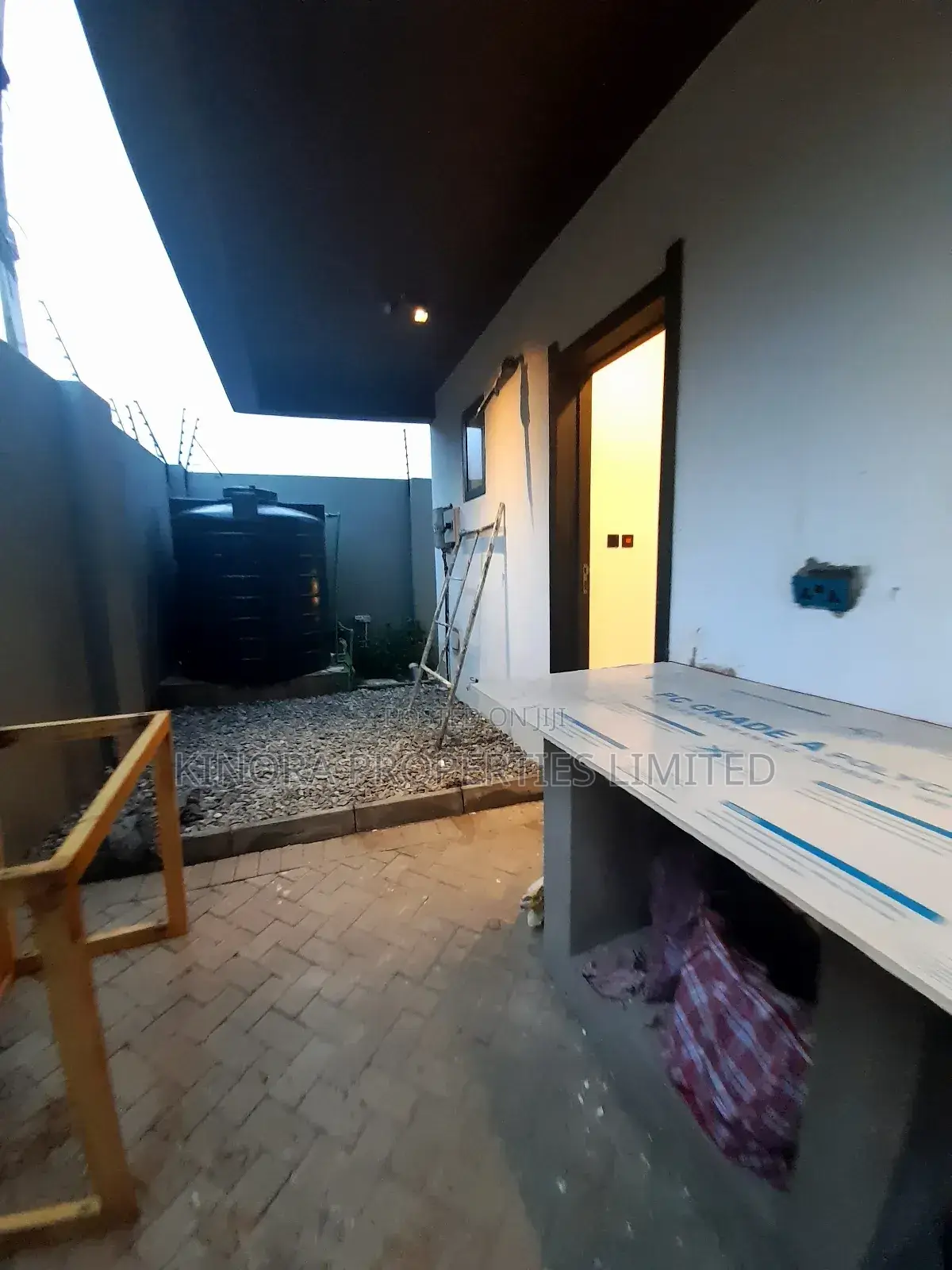 4bdrm Duplex in Westland for rent