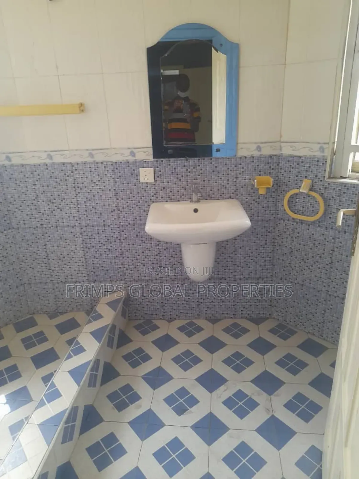 10bdrm House in West Hills Mall Area for sale