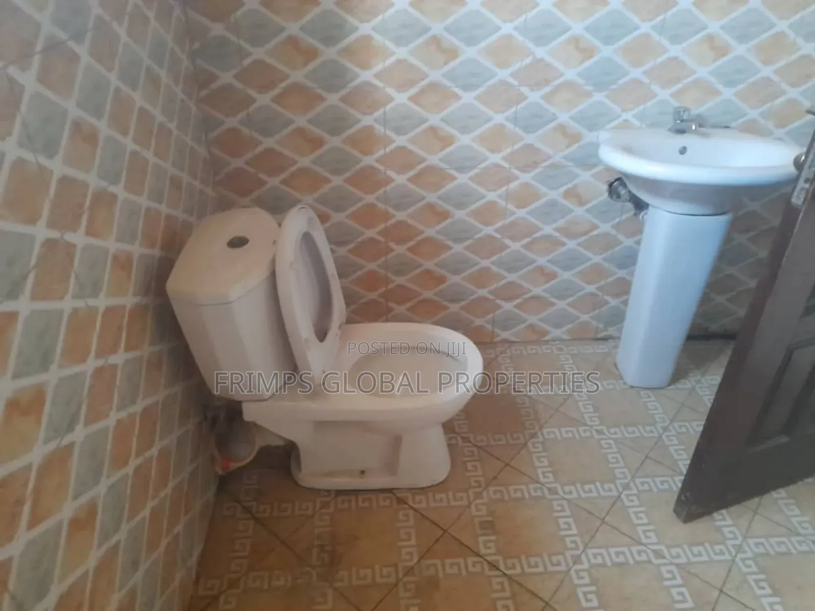 10bdrm House in West Hills Mall Area for sale