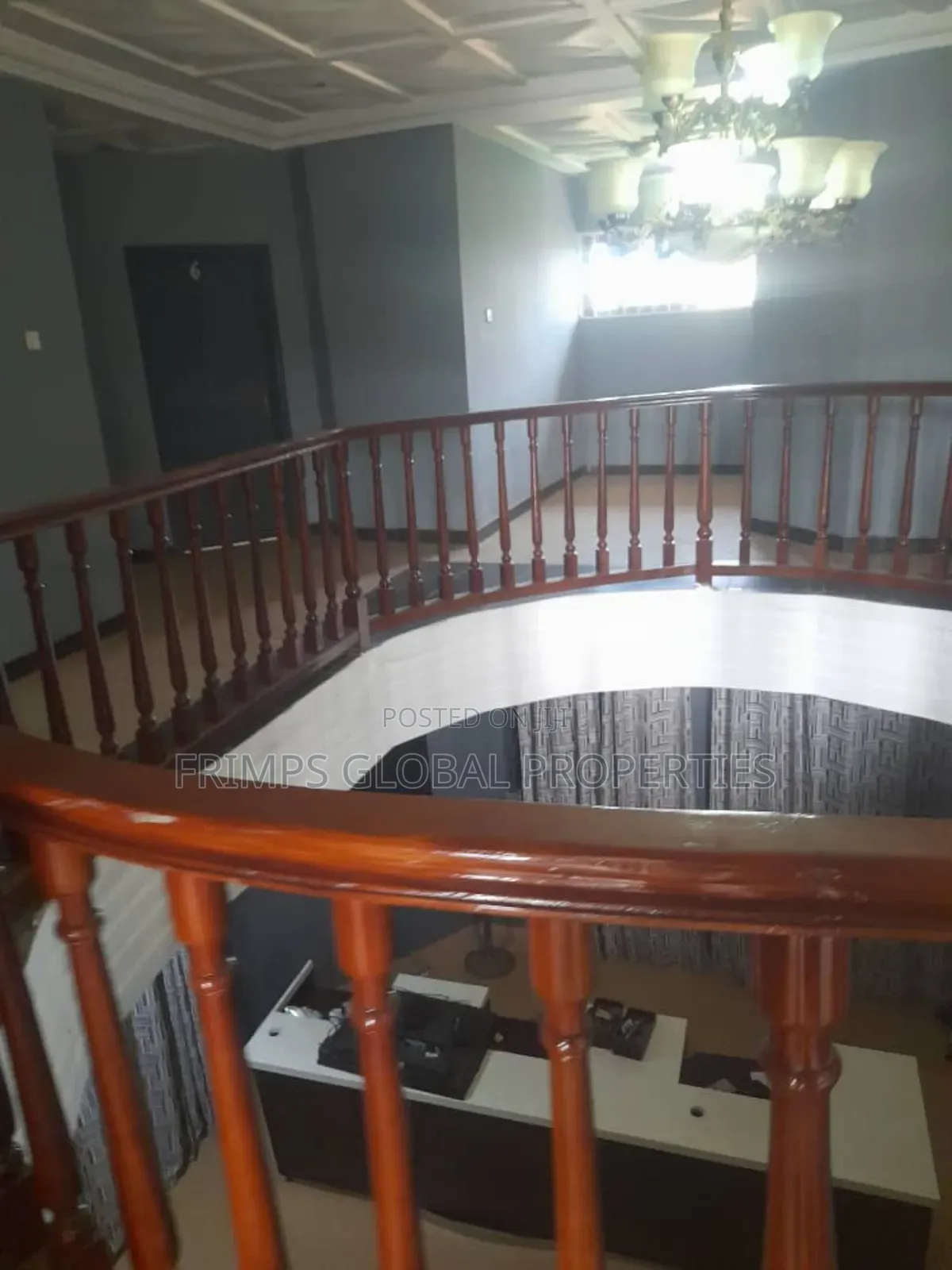 10bdrm House in West Hills Mall Area for sale