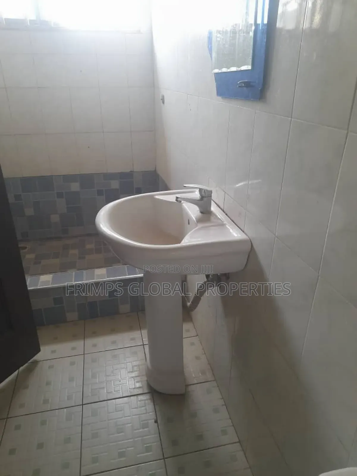 10bdrm House in West Hills Mall Area for sale