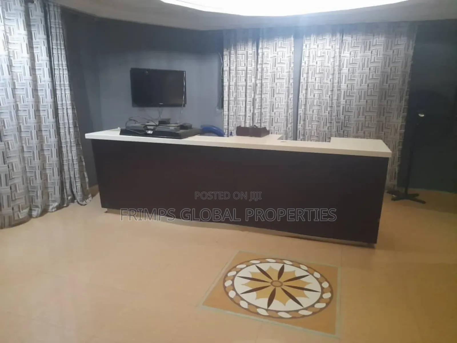 10bdrm House in West Hills Mall Area for sale