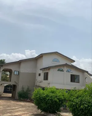 5bdrm House in West Hills Mall Area for sale