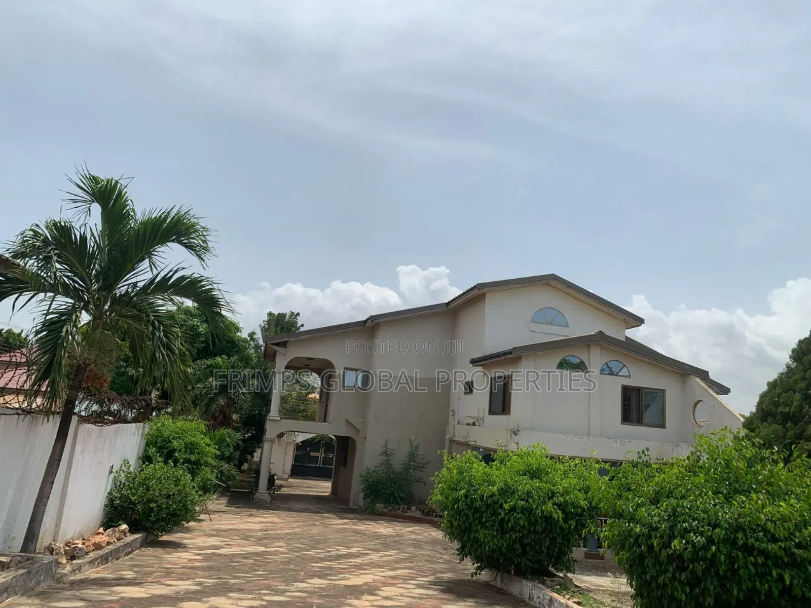 5bdrm House in West Hills Mall Area for sale