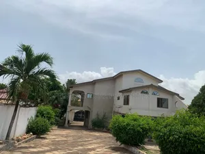5bdrm House in West Hills Mall Area for sale