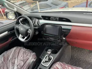 Toyota Hilux 2024 White