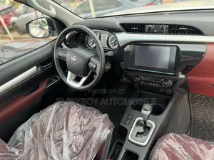 Toyota Hilux 2024 White