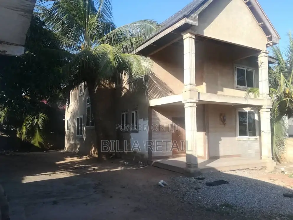 4bdrm House in West Hills Mall Area for sale