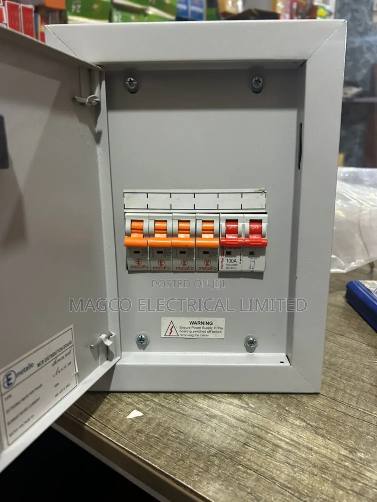 Metallo 8 Way Main Switch