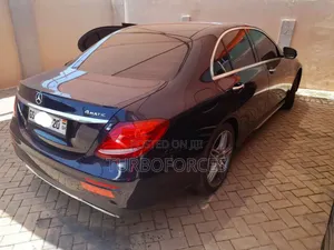 Mercedes-Benz E300 2019 Blue