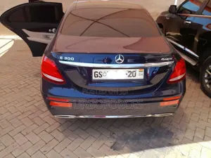 Mercedes-Benz E300 2019 Blue
