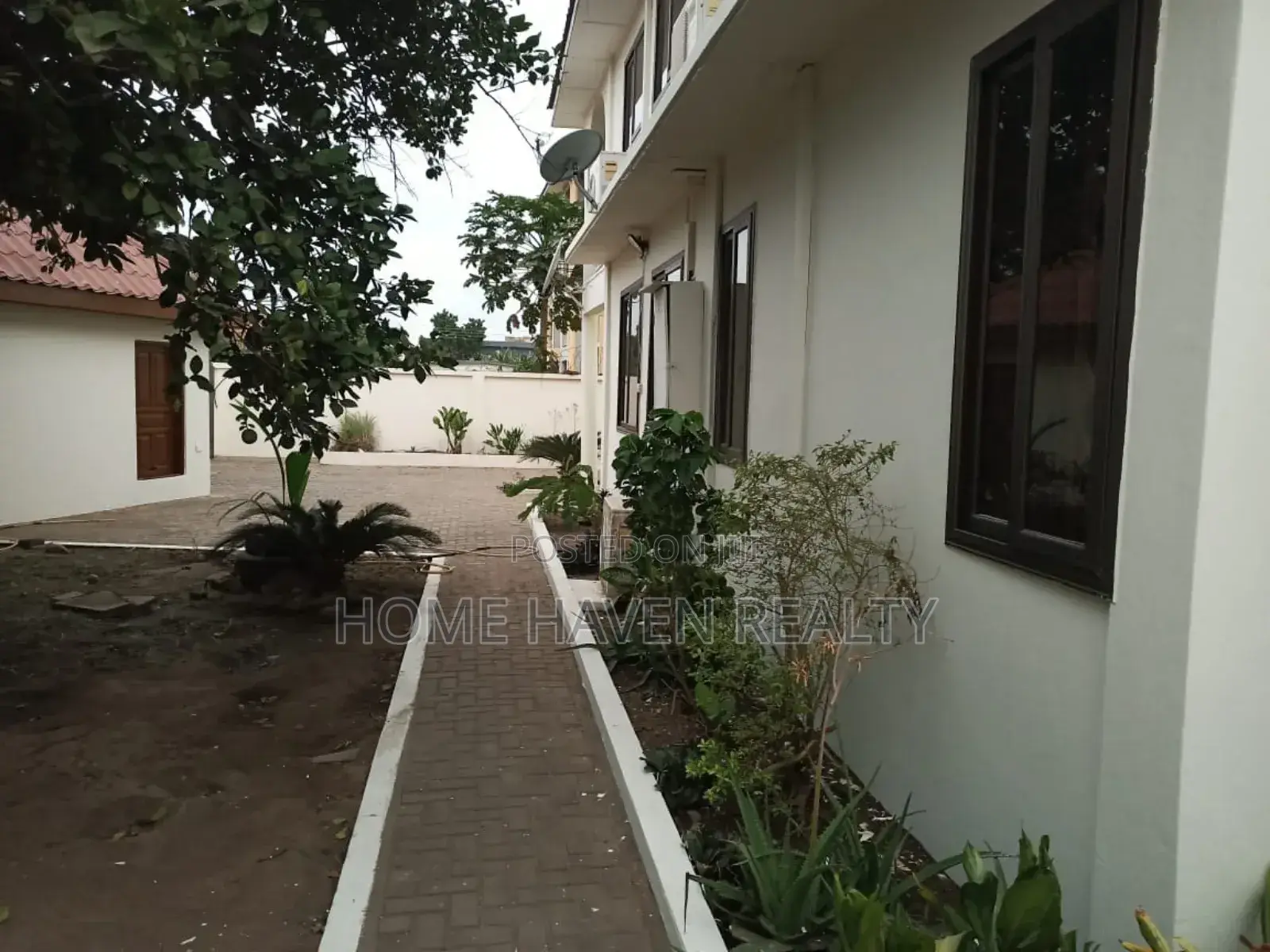 6bdrm House in Haasto Total, Haatso for sale