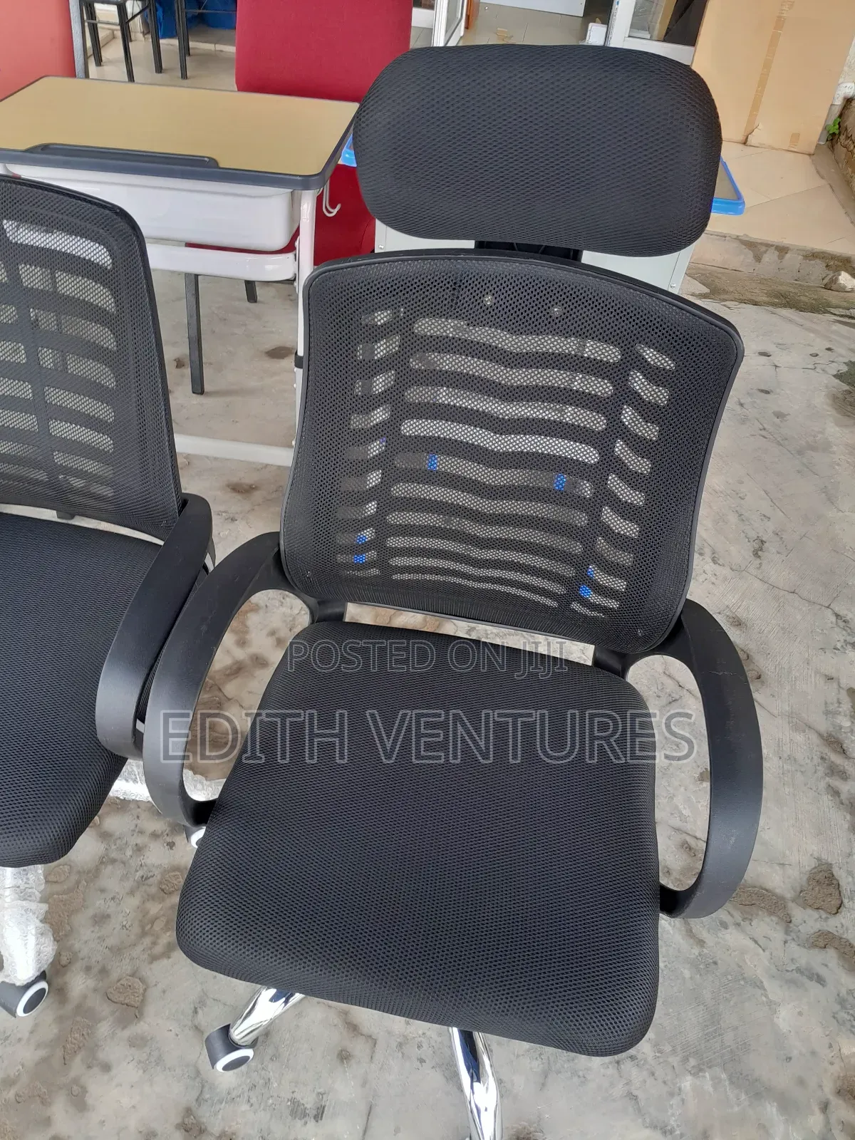 Akwaa Swivel Chair