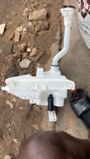 Toyota Hilux Wiper Tank Bottle