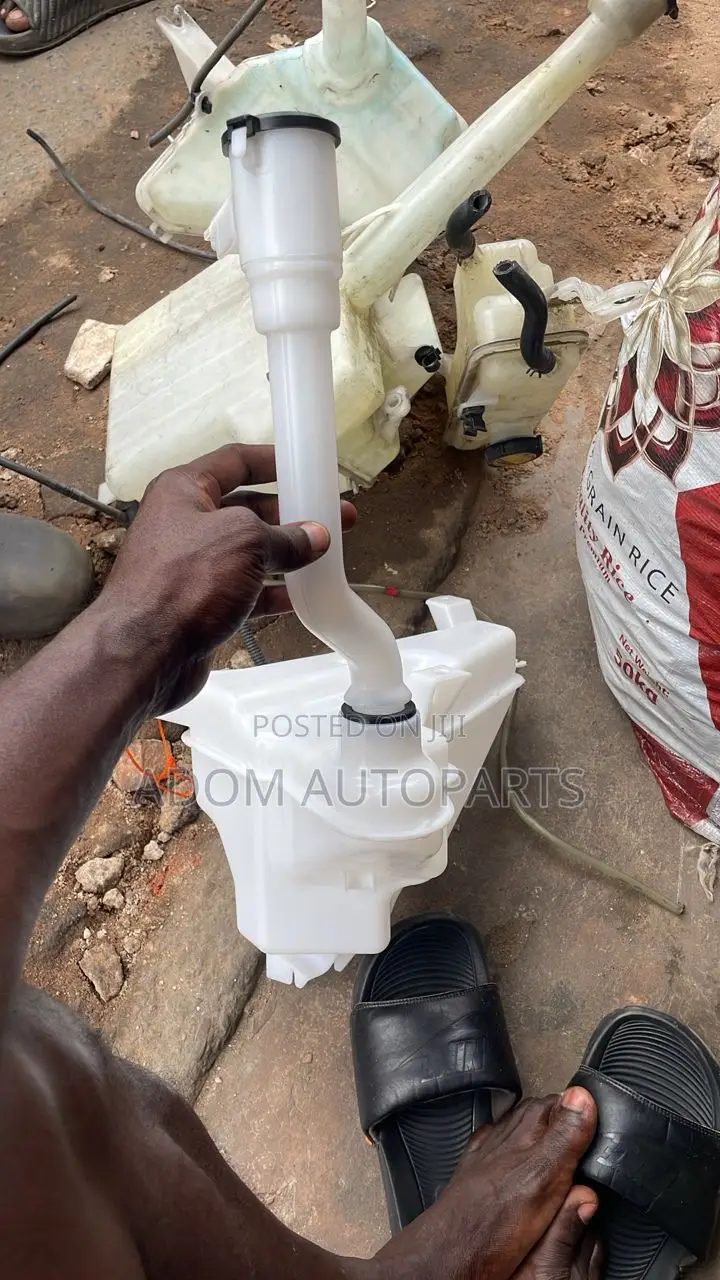 Toyota Hilux Wiper Tank Bottle