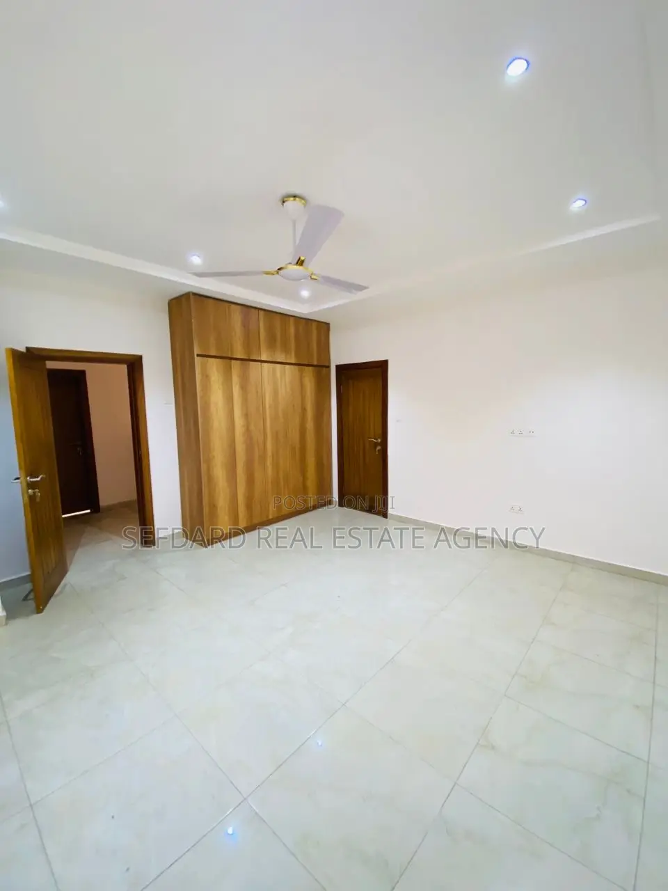 2bdrm Duplex in The Mall for rent