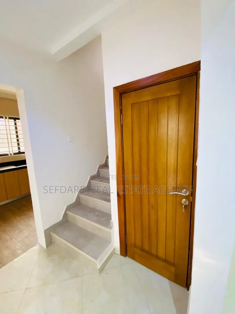 2bdrm Duplex in The Mall for rent