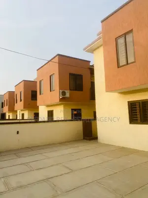 2bdrm Duplex in The Mall for rent
