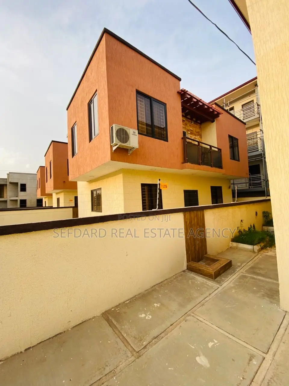 2bdrm Duplex in The Mall for rent