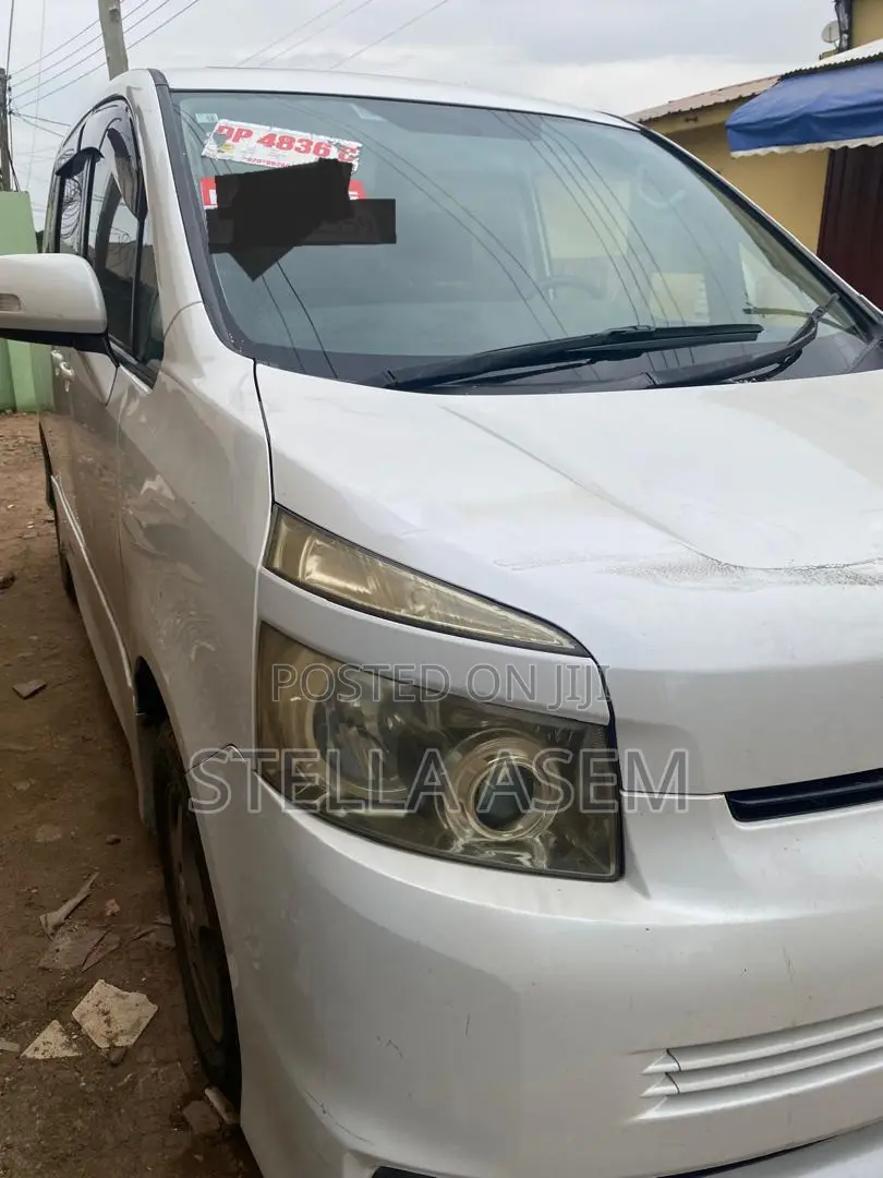 Toyota Voxy 2013 White