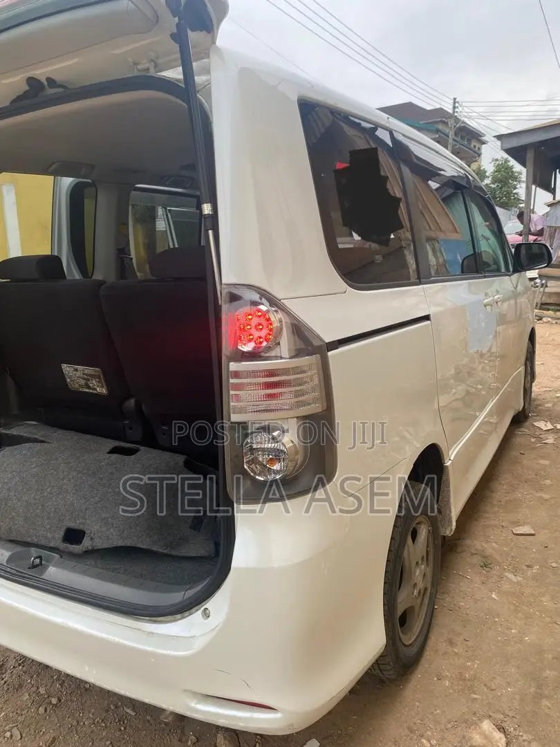 Toyota Voxy 2013 White