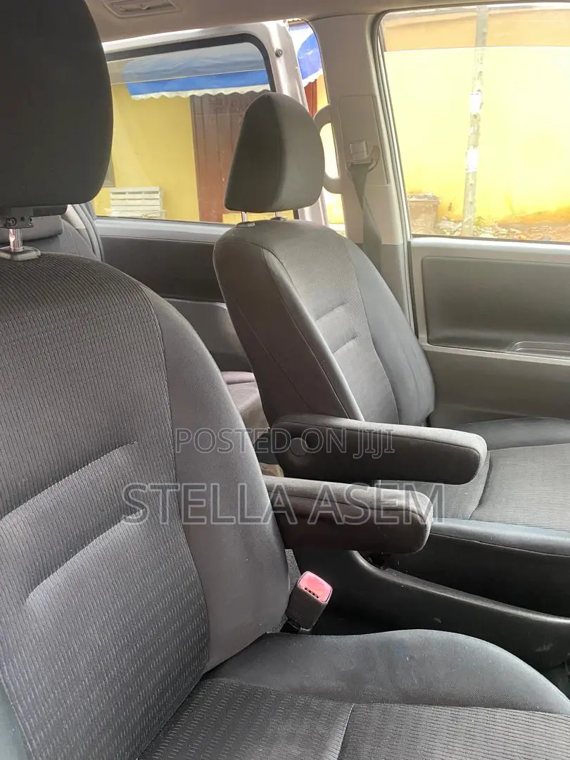 Toyota Voxy 2013 White