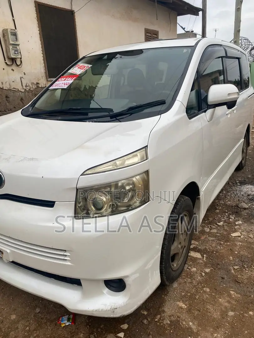 Toyota Voxy 2013 White
