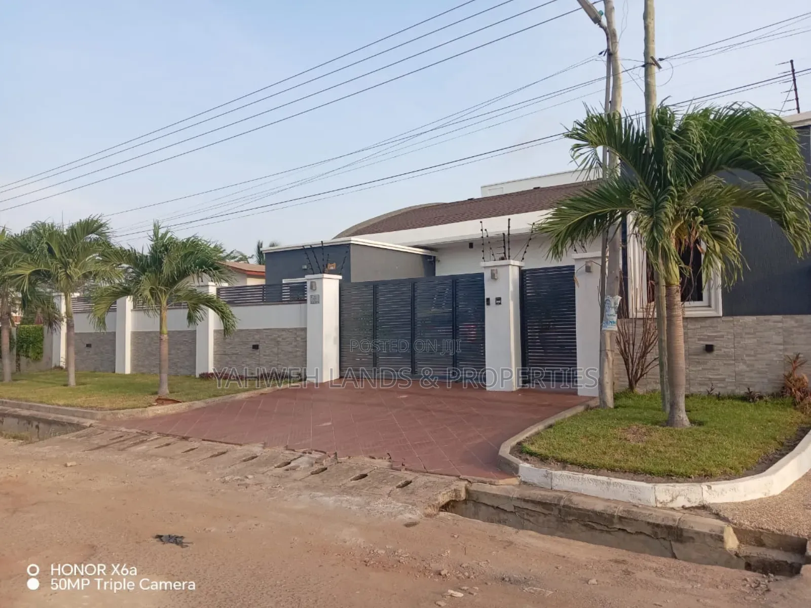 5bdrm Mansion in Lashibi for sale