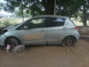 Toyota Vitz 2012 Silver
