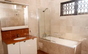 10bdrm House in Lesmon Investment, Takoradi for sale