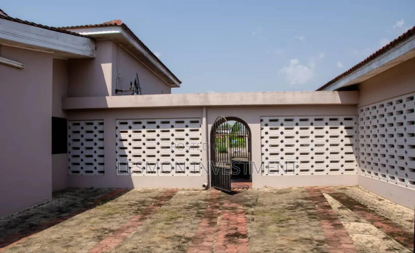 10bdrm House in Lesmon Investment, Takoradi for sale