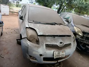 Toyota Vitz 2010 Silver